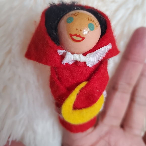 Vintage Red Riding Hood Finger Puppet Set - Picture 4 of 9
